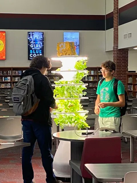 MagnoliaISD's tweet photo. Students and staff at @MagnoliaHighTX recently enjoyed fresh produce from the school's hydroponic gardening system thanks to a grant from the Magnolia Education Foundation. Read more here:https://t.co/19wIZeFBP9 https://t.co/ajCaWLzXxU