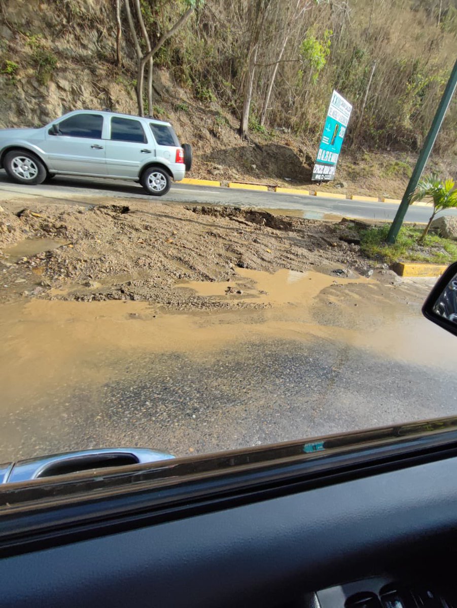 Radelita's tweet photo. @HidroCapital2 Lamentablemente la reparación que hicieron hace dos días del tubo en la Av Luis de Camoens no funcionó continúa perdiéndose aguas blancas constantemente @infomacaracuay 11 de mayo #caracas https://t.co/gsY0o76H23