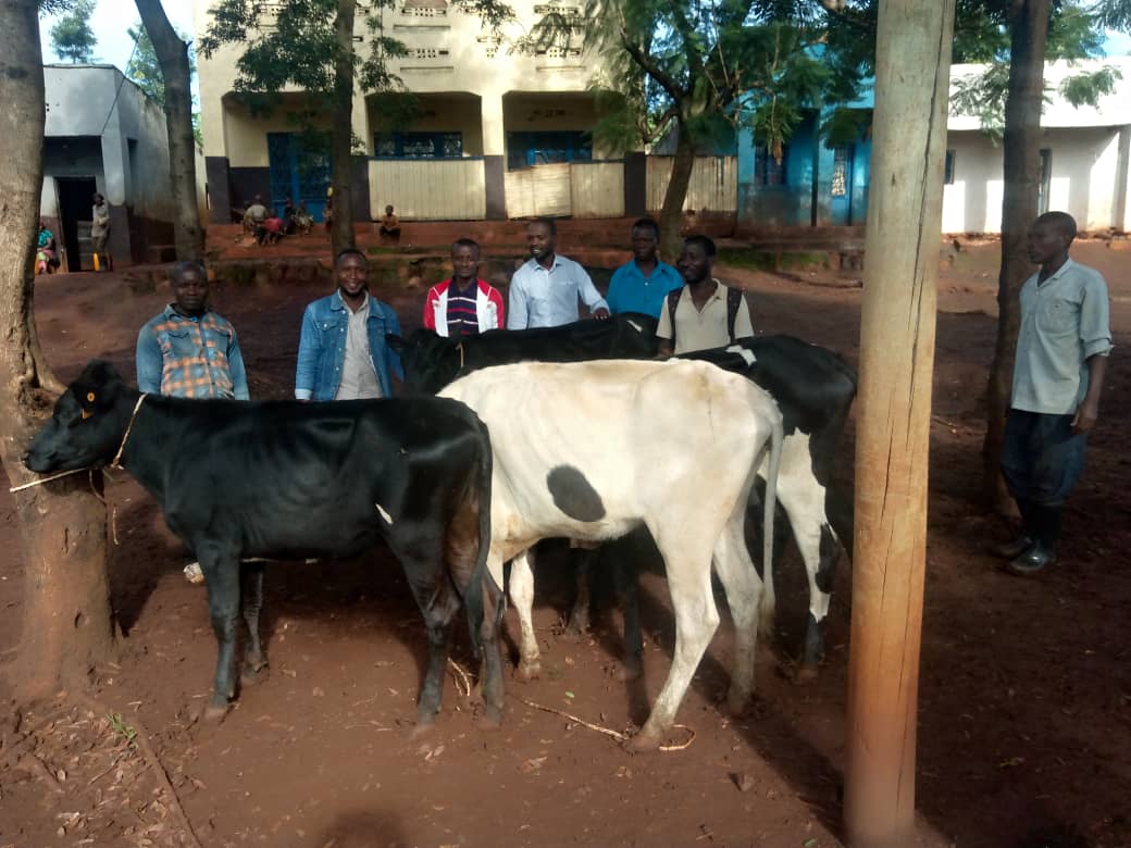 Muri gahunda ya GIRINKA, kubufatanye n'uruganda rwa kawa DORMANS horojwe imiryango itanu, aborojwe barashimira <a href="/RwandaGov/">Government of Rwanda</a> kandi bakaba biyemeje kwiteze imbere <a href="/DrKibiriga/">Dr. ANICET KIBIRIGA</a> <a href="/RusiziDistrict/">Rusizi District</a> <a href="/yussufBAZIKI/">yussuf BAZIKI</a> #TUJYANEMO