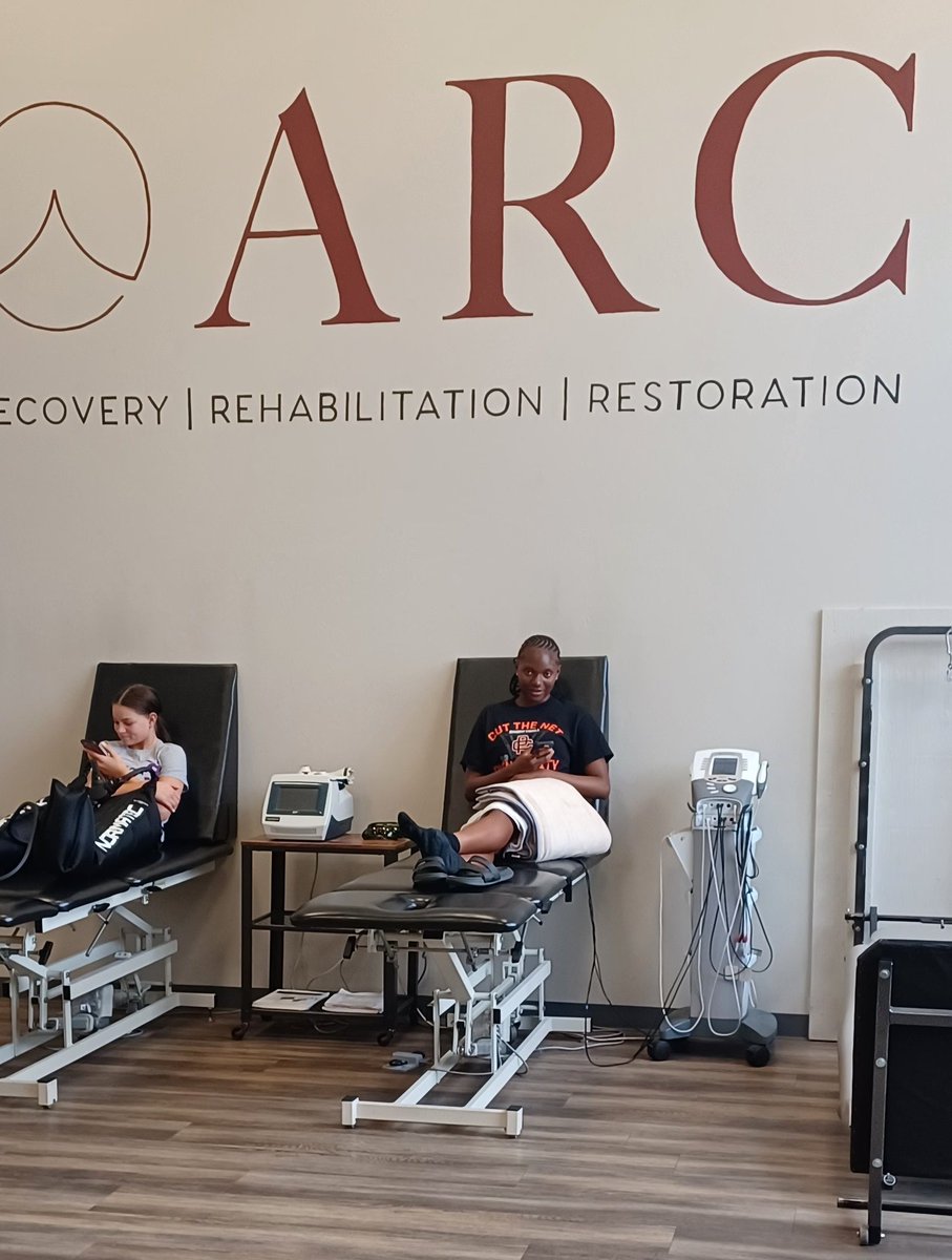 JazzlinBrown's tweet image. Life of a 2 sport athlete ⭐️🔒🏀🏃‍♀️
#RecoveryWeek #StateBound