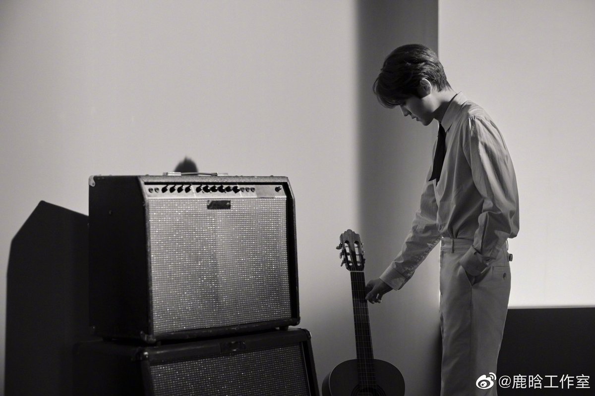 luking0420's tweet photo. [NEWS] 230511 #LuHan Studio’s Weibo update: Share the work tidbits of Lu boss! Another day of being dazzled by #TheMostHandsomeBossInTheWorld’s handsomeness 🤩🤩🤩

1️⃣

Cr. 鹿晗工作室
Link: https://t.co/FIZt1D6COL https://t.co/h4p8XxuogI