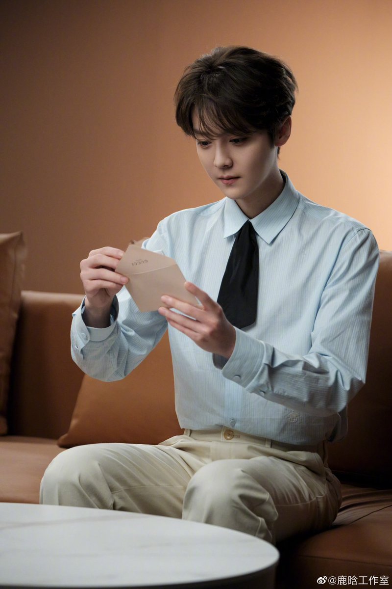luking0420's tweet photo. [NEWS] 230511 #LuHan Studio’s Weibo update: Share the work tidbits of Lu boss! Another day of being dazzled by #TheMostHandsomeBossInTheWorld’s handsomeness 🤩🤩🤩

2️⃣

Cr. 鹿晗工作室
Link: https://t.co/FIZt1D6COL https://t.co/CZt5hIcdHi