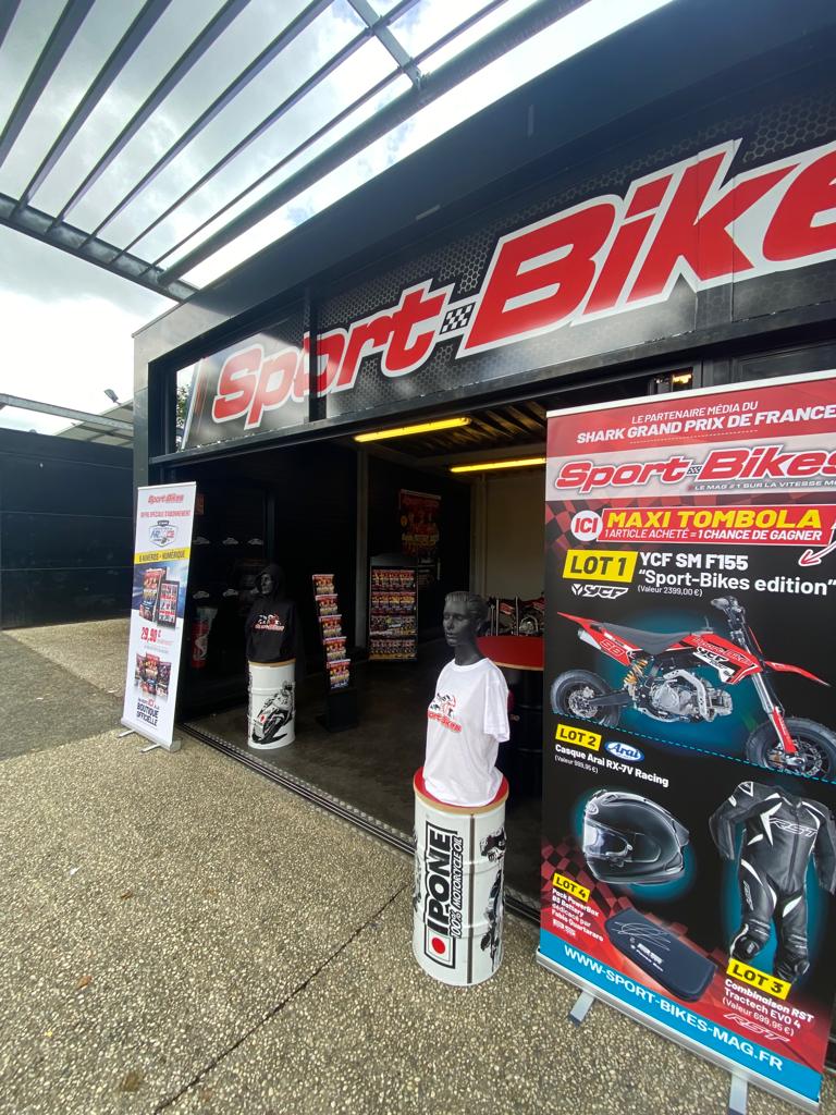 cppresse's tweet image. L'équipe #sportbikes est fière d'être présente au Mans pour le #gpdefrance de #motogp, du 11 au 14 mai 2023. Nous avons installé une boutique éphémère au cœur du village officiel du #grandprix, où nous serons ravis de vous accueillir ! #motogp #GPFrance #gpfrance @gpfrancemoto