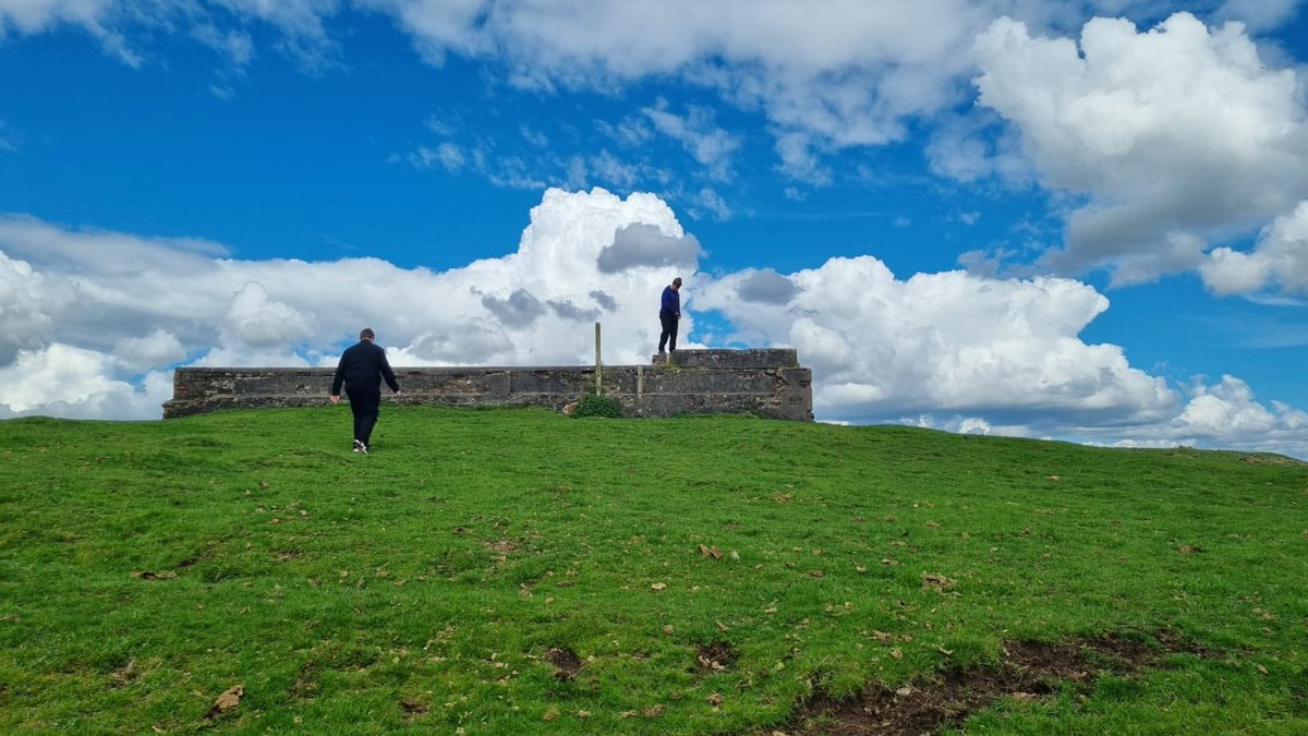 Health and well-being Thursday! Exploring local history at Mugdock. #outdoorlearning #mugdockcastle #blueskies #bringinghistorytolife