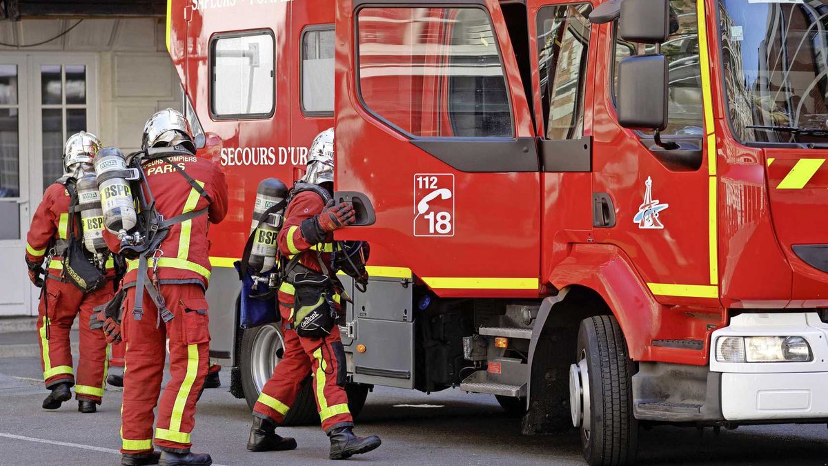 thaimythbuster's tweet photo. An American woman of 391 kg was rescued from her apartment in #Stenay by a crew of 60 people after a three-month preparation. They had to cut a hole in the floor to lower her. A special ambulance from Belgium was needed to transport her. #weightwatchers https://t.co/CeCbeoja0G