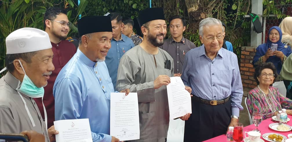 rafiquerashid_'s tweet photo. Satu Hari Di Hari Raya...Kubang Pasu pula malam ini. Proklamasi Melayu ditandatangani secara rasmi oleh @MukhrizMahathir &amp; @YbTokmet https://t.co/K1EcfqYLPF