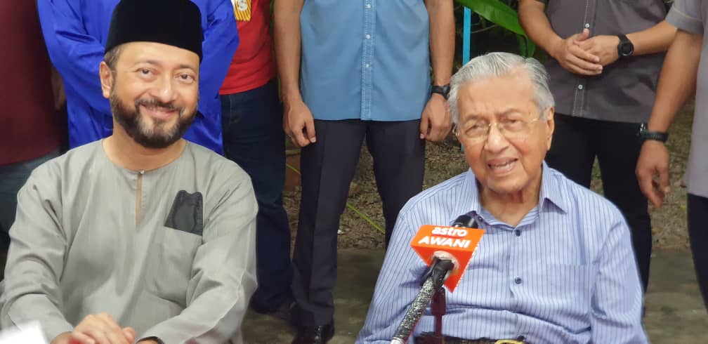 rafiquerashid_'s tweet photo. Satu Hari Di Hari Raya...Kubang Pasu pula malam ini. Proklamasi Melayu ditandatangani secara rasmi oleh @MukhrizMahathir &amp; @YbTokmet https://t.co/K1EcfqYLPF