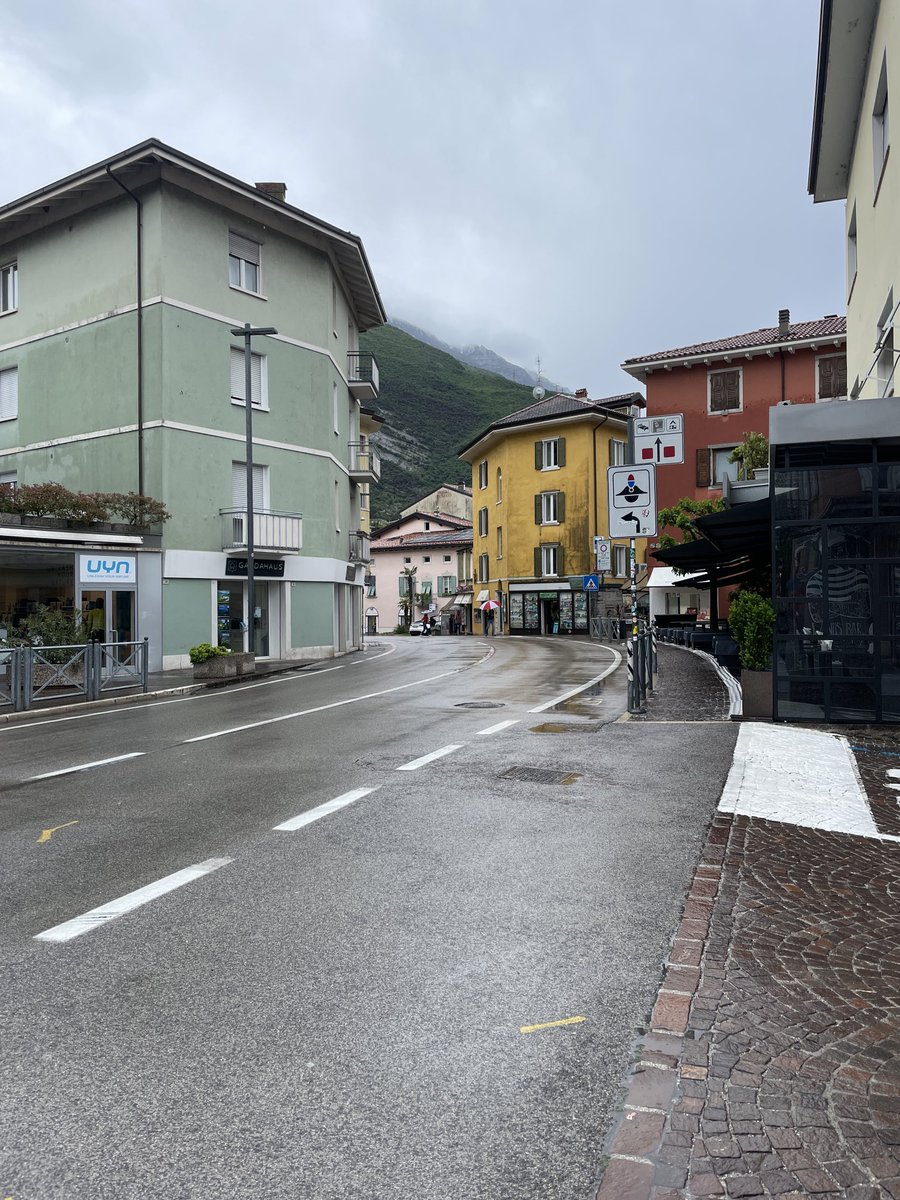 studant47's tweet image. 1st day exploring #Torbole - mostly dry 👌🏼
#yellow #wander #wonder #Italia #LakeGarda 🌊💛