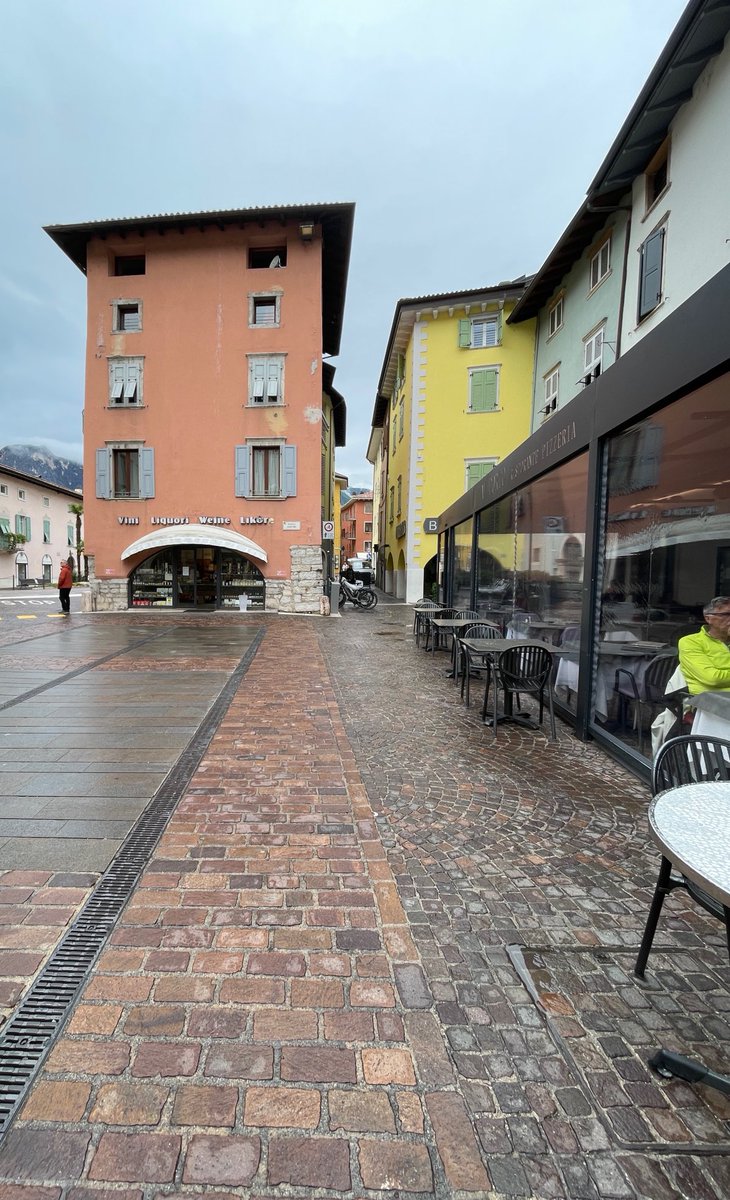 studant47's tweet image. 1st day exploring #Torbole - mostly dry 👌🏼
#yellow #wander #wonder #Italia #LakeGarda 🌊💛