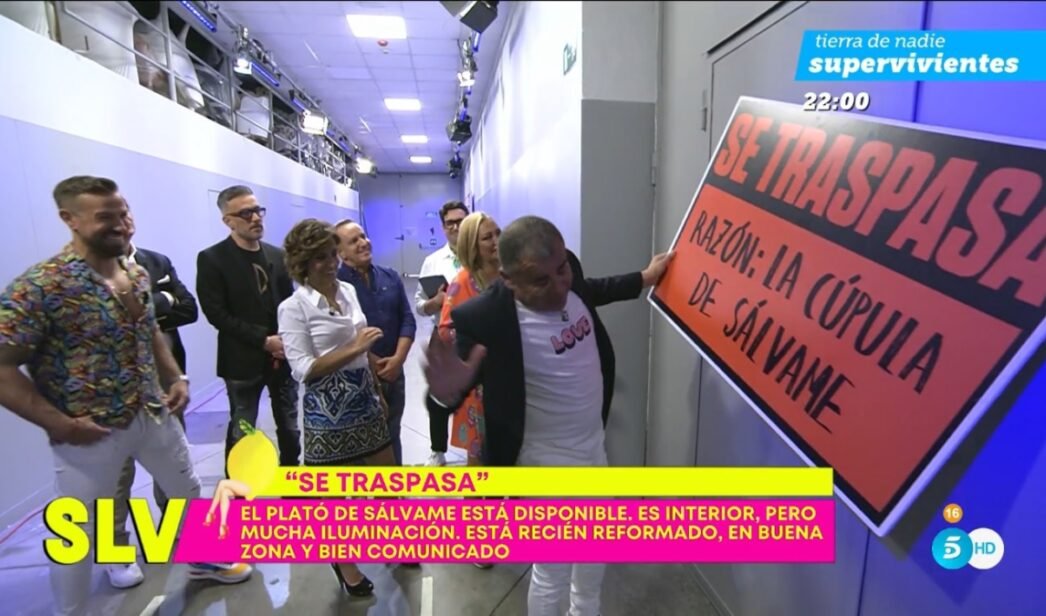MiguelBermejo_'s tweet image. 'Sálvame' ha decidido adoptar la filosofía "si esto es el final hagamos que merezca la pena" y nos está regalando una lección de televisión, ironía y sentido del humor ante la adversidad.
