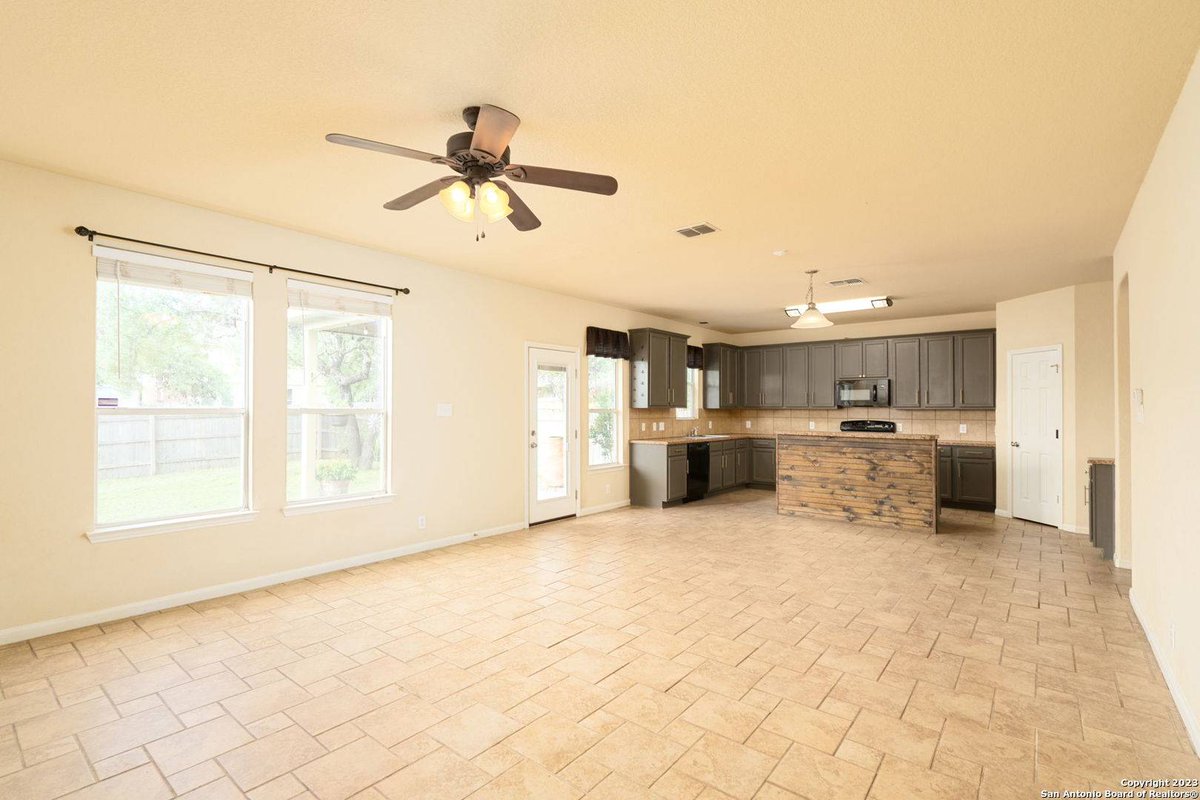 klause_krista's tweet photo. Welcome to this stunning custom home in the beautiful neighborhood on a greenbelt. As you step inside this move-in ready home, you'll be greeted by a spacious living area with high ceilings and large windows.

 https://t.co/Km2lOLqX8v https://t.co/SdbJAFCYsy