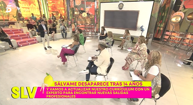 MiguelBermejo_'s tweet image. 'Sálvame' ha decidido adoptar la filosofía "si esto es el final hagamos que merezca la pena" y nos está regalando una lección de televisión, ironía y sentido del humor ante la adversidad.