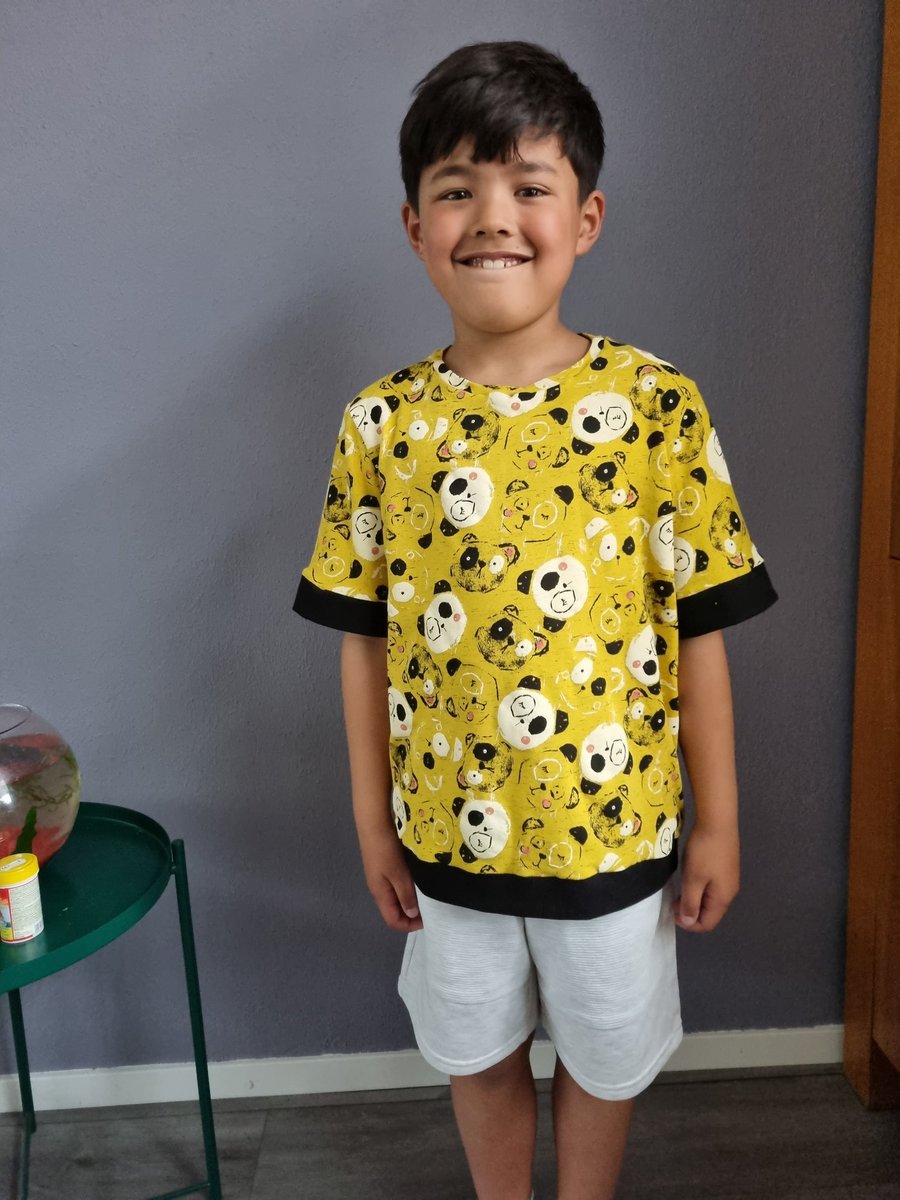 Speldenkussen80's tweet photo. Ik mocht voor @Mama_ma84  een shirt voor haar zoon maken 🥰 kijk nou hoe leuk!  #handgemaakt #sewingisfun https://t.co/fM0TZFFjWN