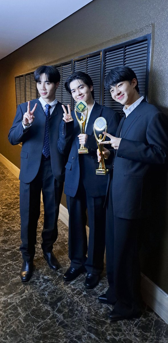oomamm's tweet photo. ดู #ร้องข้ามกำแพง ถึงได้นึกได้ว่าเพิ่งถ่ายรูปน้องๆไว้ น่ารักทุกคนน #ซีพฤกษ์ #นุนิวชวรินทร์ #ยอร์ชยงศิลป์ https://t.co/LECDWi85iD