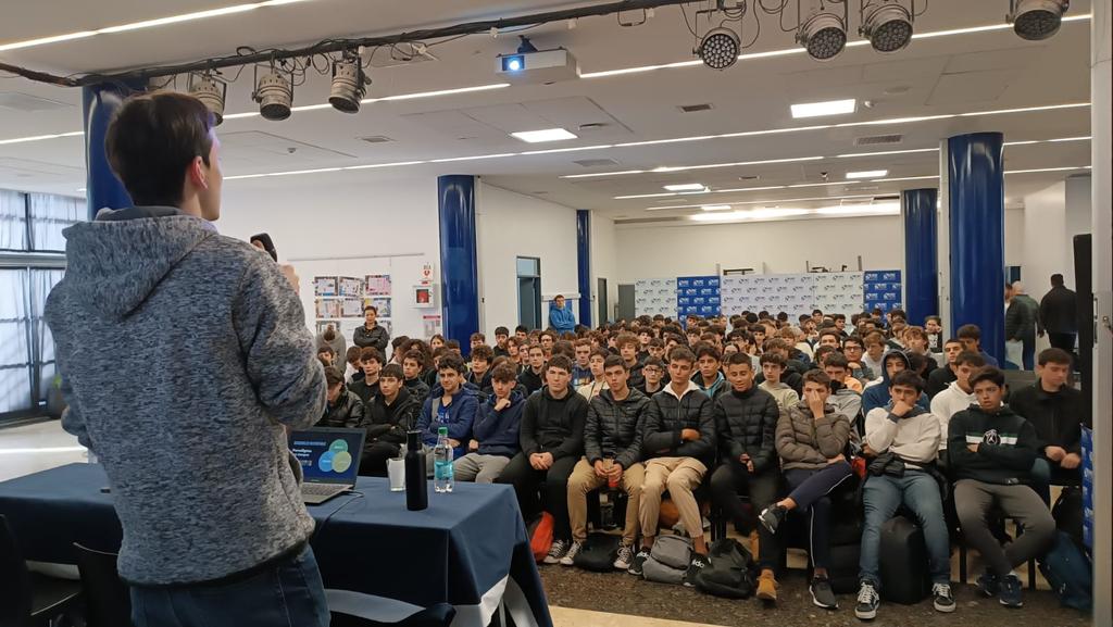 TIC_ORT's tweet photo. Nuestro graduado @jerobatistasoy expone frente a los 6 cursos de 3er año como un proyecto curricular puede convertirse en una solución global para mejorar el planeta.

GRACIAS Jero !!!
@SoruiLAV https://t.co/1arAOfxPQB