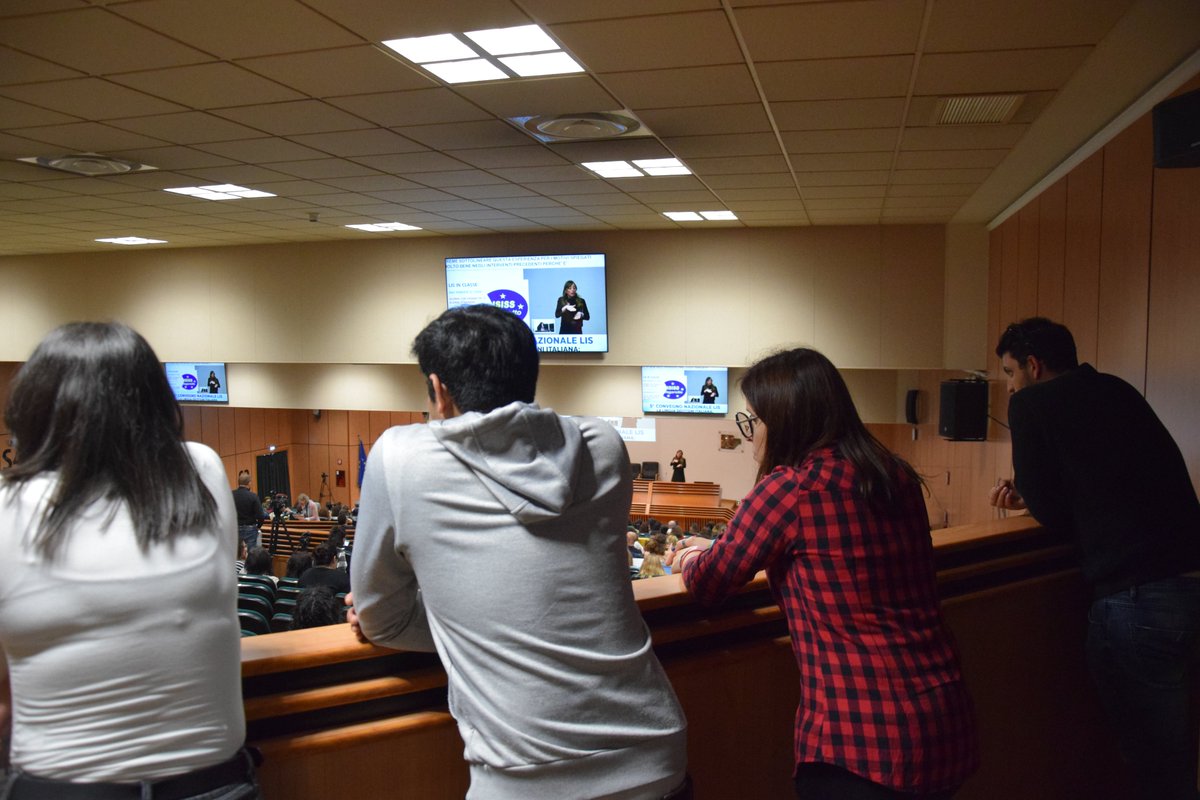 ENS_Italia's tweet image. 🤟 #5ConvegnoLIS La Dott.ssa Giovanna Filosa dell'@inapp_org sul palco dell'Aula Magna dell'Università della #Calabria con la sua relazione "L’utilizzo della #LIS nella didattica inclusiva – un’esperienza di #DAD durante il #Covid19". 

VAI al sito 🔗 ens.it/convegno-lis-2…