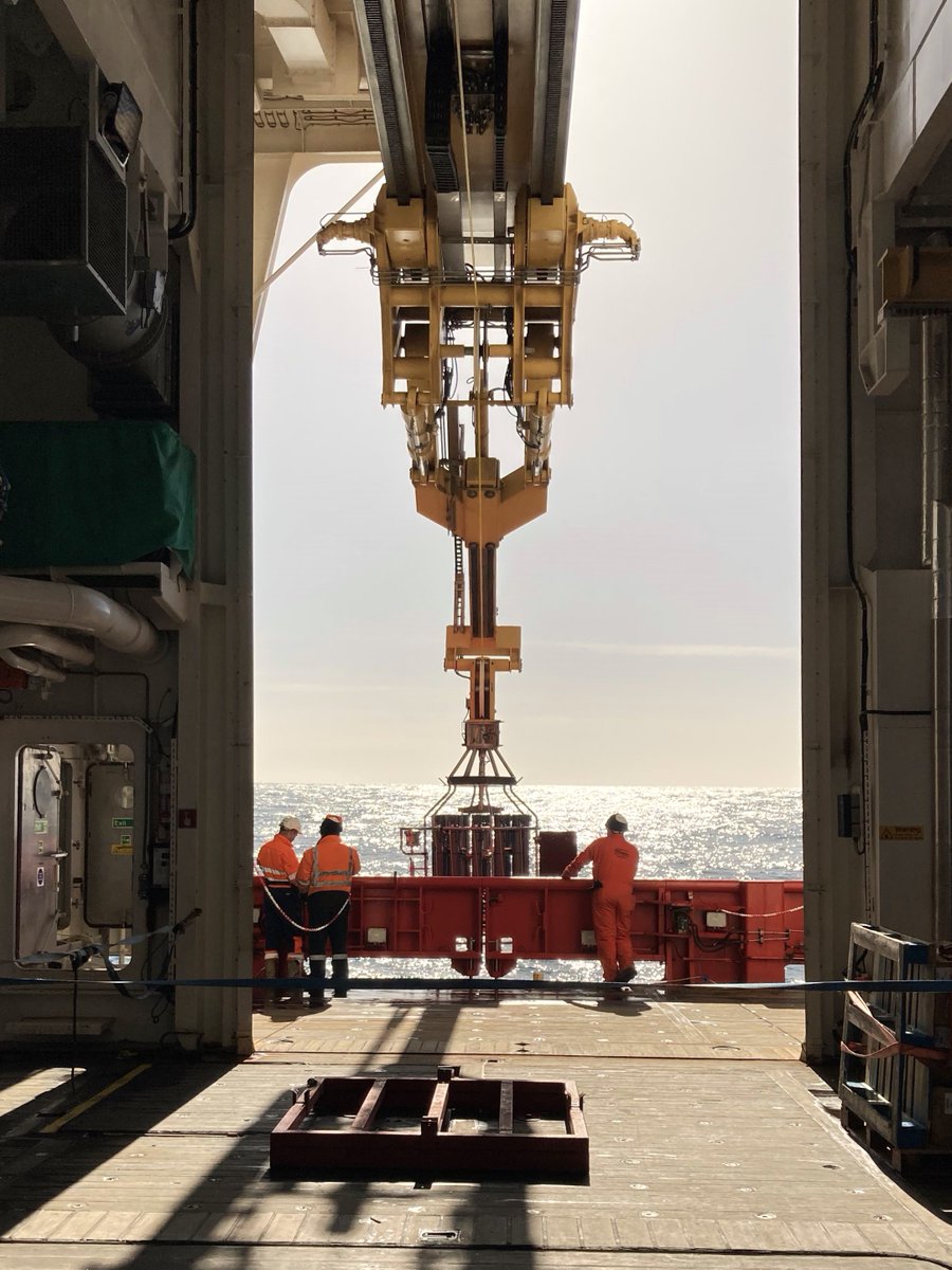 BAS_News's tweet image. We worked on over 60 field science projects, as well as a huge campaign of science trials on the #RRSSirDavidAttenborough.

During the #SDAScience trials, the team took the first ‘clean’ seawater chemistry samples for the new ship using the trace metal CTD.

📸 @griffiths_huw