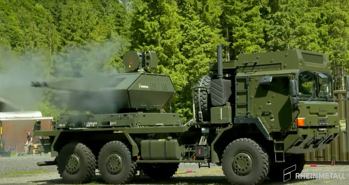 SkyRanger *designed* to fire from Hooklift trucks.

@RheinmetallAG  clip via DefenseWebTV (@ArmyRecognition) interview (full video link in below Tweet).