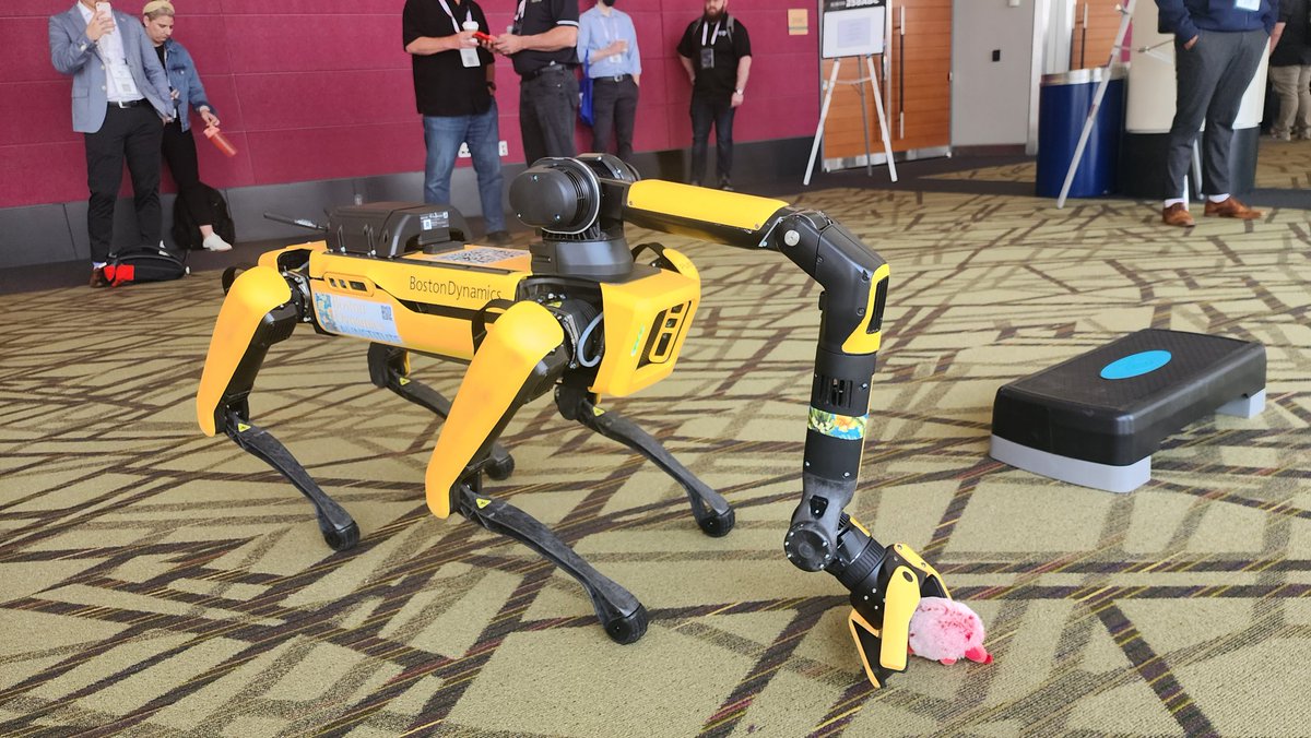 FourVCompany's tweet photo. #RoboticsSummit
@BostonDynamics https://t.co/JnZyJe4HDW
