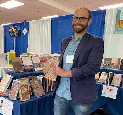 boydellbrewer's tweet photo. Author Christopher Berard just stopped by to say hi. You can pick up a copy of his book "Arthurianism in Early Plantagenet England" at the Boydell & Brewer stand. https://t.co/PCEPVv8OIL #Stand50 #Kzoo2023 #Arthurian #Plantagenet https://t.co/Aa6KL1MQS8