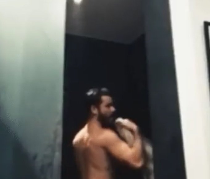 não consigo parar de olhar pra esse braço e essas costas do dylan era só um tapa