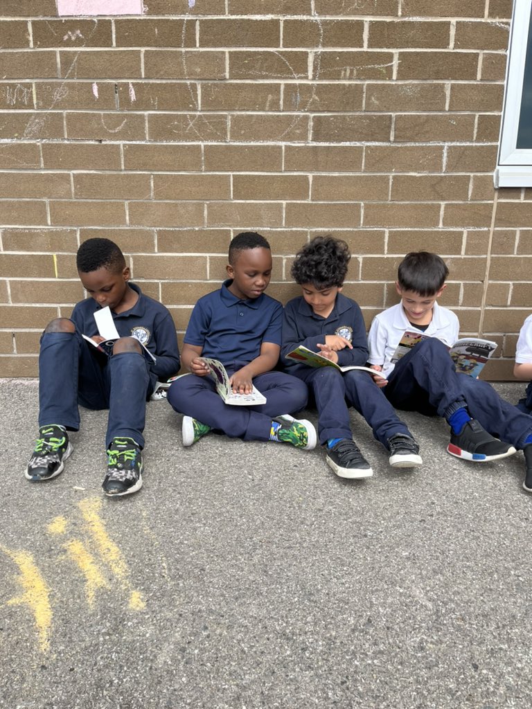msjmedeiros's tweet photo. Taking our reading outside today 📚 https://t.co/kyYfYZ2nuo