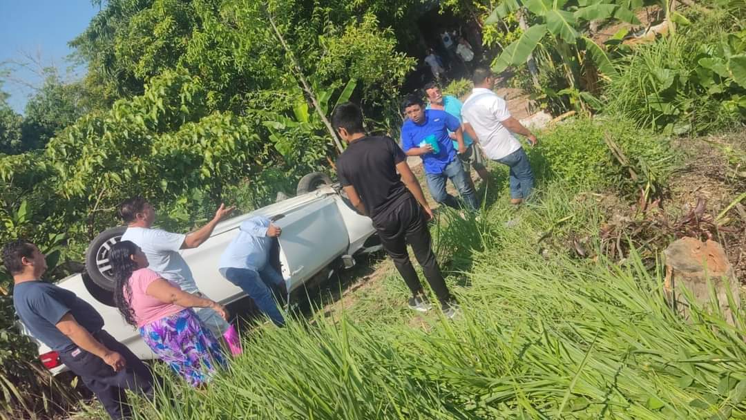 HectorTapia_'s tweet photo. 🚨#ALERTA Reportan accidente en la ranchería Oriente 5ta, sobre la  #Comalcalco-#Cárdenas.  No hubo lesionados sólo pérdidas materiales. https://t.co/LwRqneVZSK