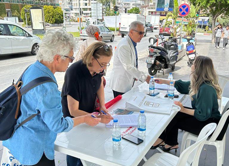 ulualanplatform's tweet photo. 📍Yapay şelale karşısı Garanti Bankası önü standımızda imza kampanyamıza tüm hızımızla devam ediyoruz.

Kampanyamıza verdikleri desteklerden dolayı tüm halkımıza teşekkür ederiz. 
#ulualanmanavgatındır
#ulualanadokunma https://t.co/9W5UdluAL4