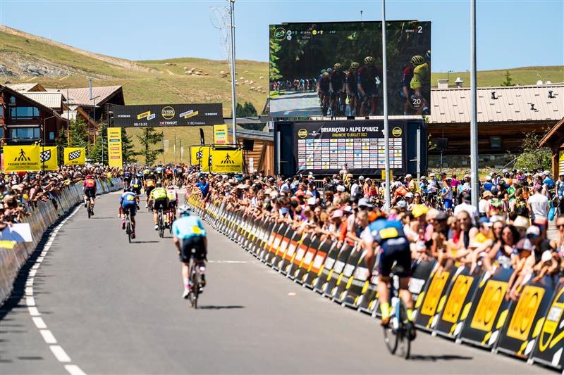 sportstoursint's tweet photo. Secure your place at the most prestigious sportive of them all this July! The event organisers may have sold out online, but luckily as Premium Gold Tour Operator we have a limited number of entries left to the Etape du Tour! 📢 🚴‍♀️ 

👉 https://t.co/GqtUVmHF1l

#etapedutour #TDF https://t.co/EeJbSNfirT