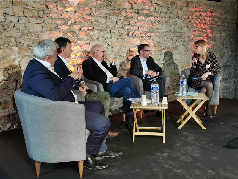 agéa tweet media