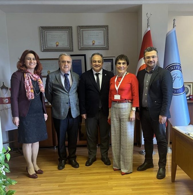 profdrmnilhan's tweet photo. Tıp Eğitimi Programlarını Değerlendirme ve Akreditasyon Derneği #TEPDAD Başkanı  İskender Sayek ile Ulusal Tıp Eğitimi Akreditasyon Kurulu #UTEAK Başkanı ve Fakültemiz önceki Dekanlarından Sedef Tunaoğlu Dekanlığımızı ziyaret ettiler.
@Gazi_Universite #GaziTıp https://t.co/vH6L5YBTph