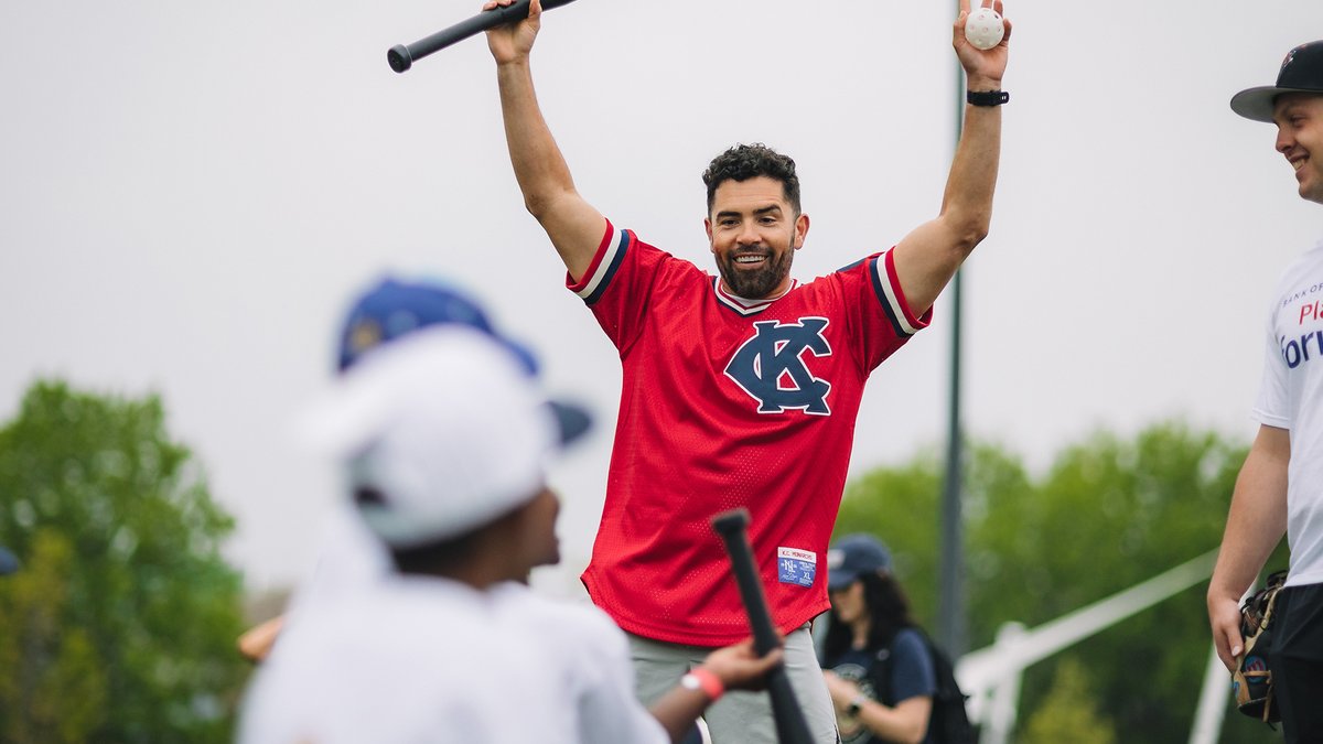 BankofAmerica's tweet photo. It was an honor to partner with the @NLBMuseumKC for our Bank of America Play It Forward Baseball Clinic. Former pros @David_DeJesus3, @Rajai11Davis and @DexterFowler ran drills and offered life advice to Kansas City youth. https://t.co/8hByoXHdQI
