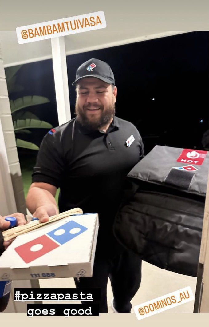 connerburks's tweet photo. imagine you smoke a blunt, order some pizza and then you open the door to this 😂😂 https://t.co/xW8BX0LuyW