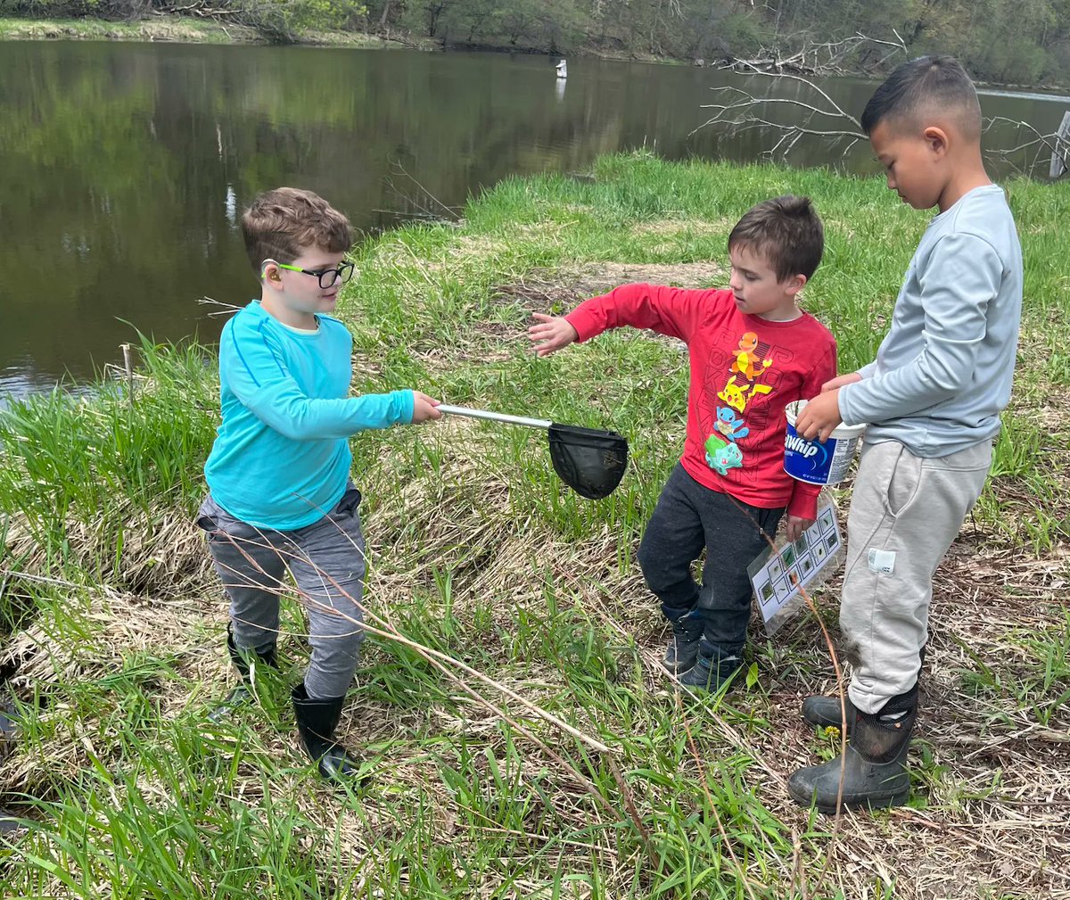 JeffersPondPLS's tweet photo. It's #ESTEMDay at @JeffersPondPLS with the @ThreeRiversPark Naturalists hosting classes. 1st grade started yesterday with their pond study unit! @ISD719 https://t.co/udgepB442P