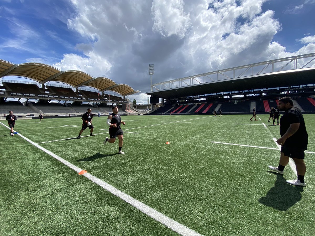 TomBonnard3's tweet photo. Dernière répétition de la semaine pour le LOU avant le déplacement au Stade Français dimanche à 21 H. Match décisif pour les places qualificatives.

En conf de presse, Thibault Regard a temporisé : « On a fait une bonne semaine d’entraînement mais ça ne veut rien dire. »

#SFPLOU https://t.co/2mAt03cG1M