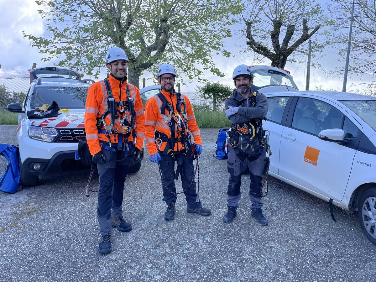 Une belle matinée avec nos « pylonistes », nos techniciens <a href="/OrangeCorse/">Orange Corse</a> qui font vivre nos réseaux structurants 👍👏

#SécuritéEtEngagement 
#HerosDuReseau 
#PourNosClients