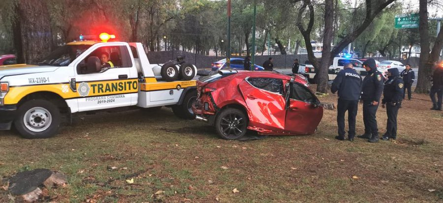 arelibiciteka's tweet photo. Un joven perdió la vida y su acompañante lucha por ella por exceso de velocidad en Insurgentes en tramo de @UNAM_MX en donde @LaSEMOVI elevó límites de velocidad y en donde autoridades universitarias NO HAN COMPLETADO ciclovía. Esto no es un accidente. https://t.co/LrXCklsTln