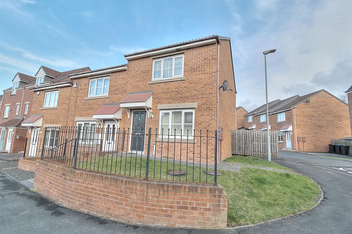 bellestateagent's tweet photo. #HouseForSale - Ambleside Court, #ChesterleStreet £152,000 - modern three bedroom end link house with low maintenance gardens and parking space https://t.co/ctBzwqsWOY #nefollowers https://t.co/6vXDOhF8NC