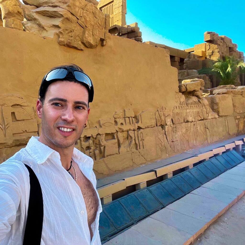IsraelZarzosa's tweet photo. Un obstáculo puede lo mismo ser una piedra que te ayude a cruzar el camino que una que te frene.
•
Tu decides
•
#egipto 🇪🇬
__________________________________
#gay #gaymúscle #gym #training #biceps #selfie #trainingclothes #gymwear #lift #gayswith… https://t.co/Vp46JBD7Ls https://t.co/qaZ61vO8zO
