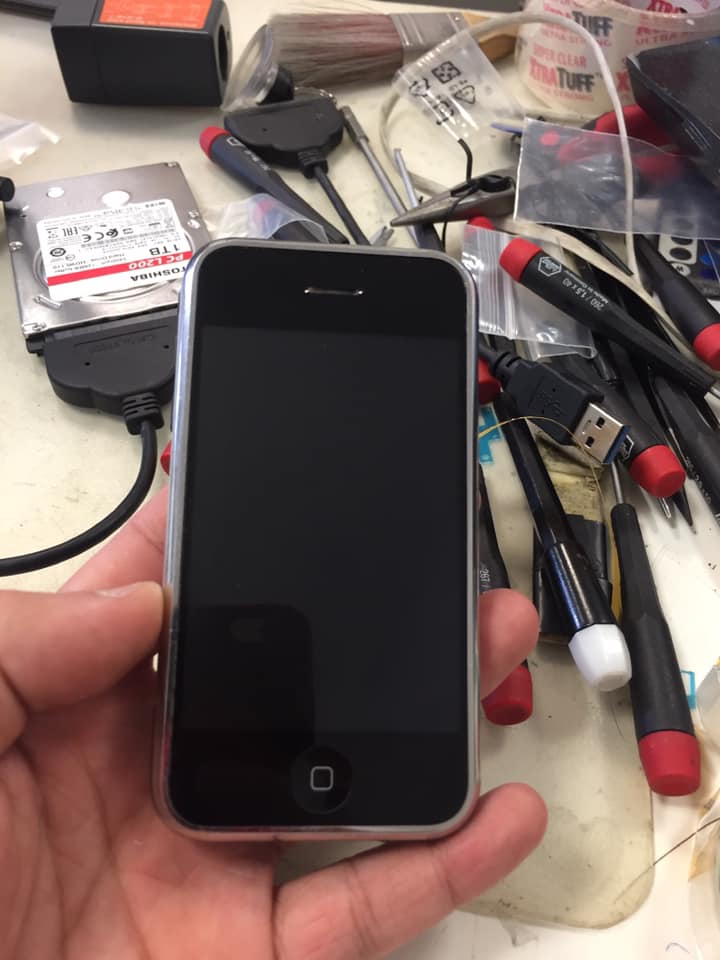 AlphaxTechX's tweet image. Dead iPhone 1st generation fixed today, Jun 17, 2019, with no available parts. So why we took so much time and effort to get it fix on an iPhone that has no true value today. Apple told customer 8 years ago after she dropped it on water that the phone will never comeback alive.