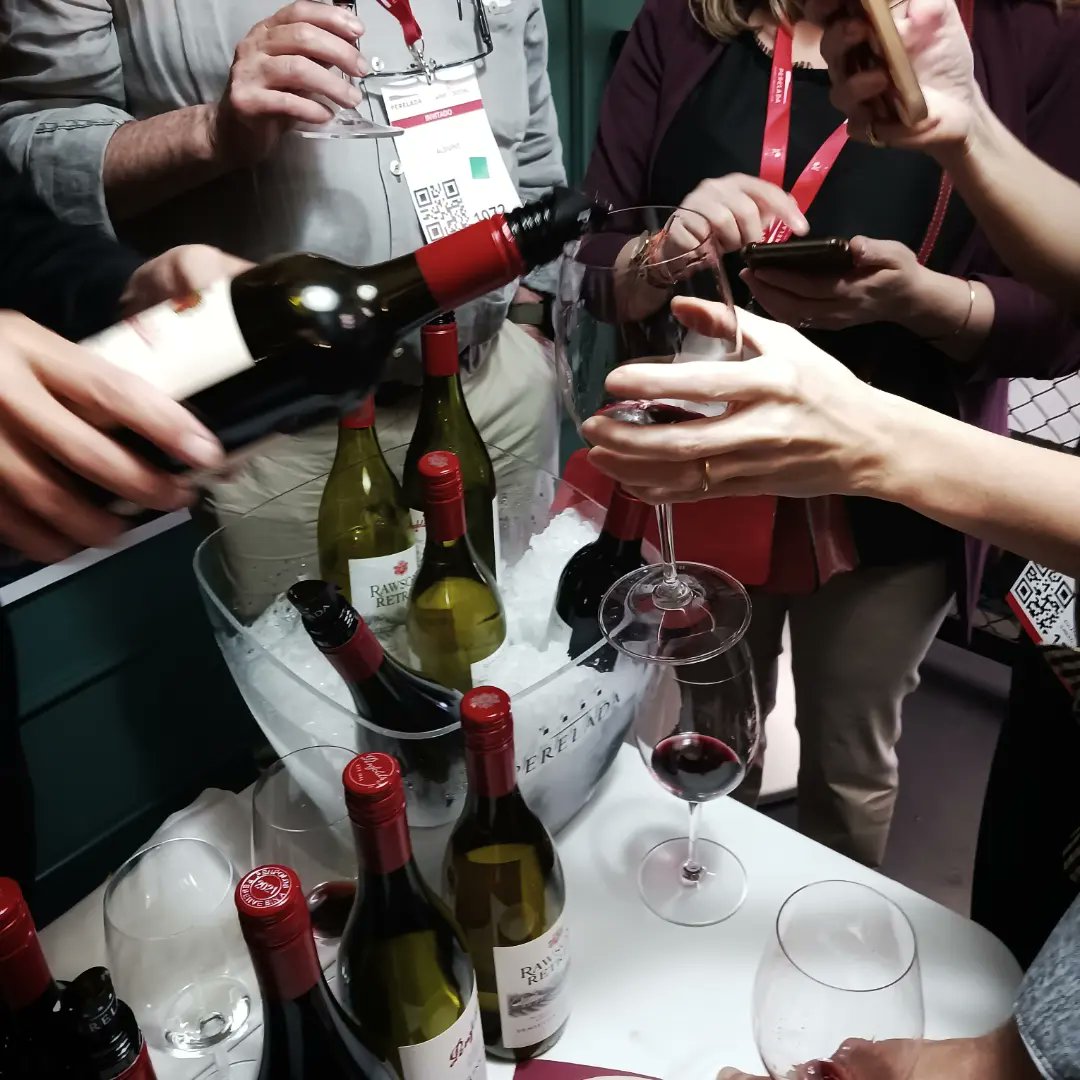 xivitor's tweet photo. El pasado lunes estuvimos en la muestra de vinos ofrecida con motivo del 10° aniversario de @wineissocial . Una oportunidad ideal para celebrar y para continuar aprendiendo sobre esta pasión  compartida. ¡Felicidades Wine is Social! 🥂🎂 #winelovers #wine #Barcelona https://t.co/bpTUGxNuu5