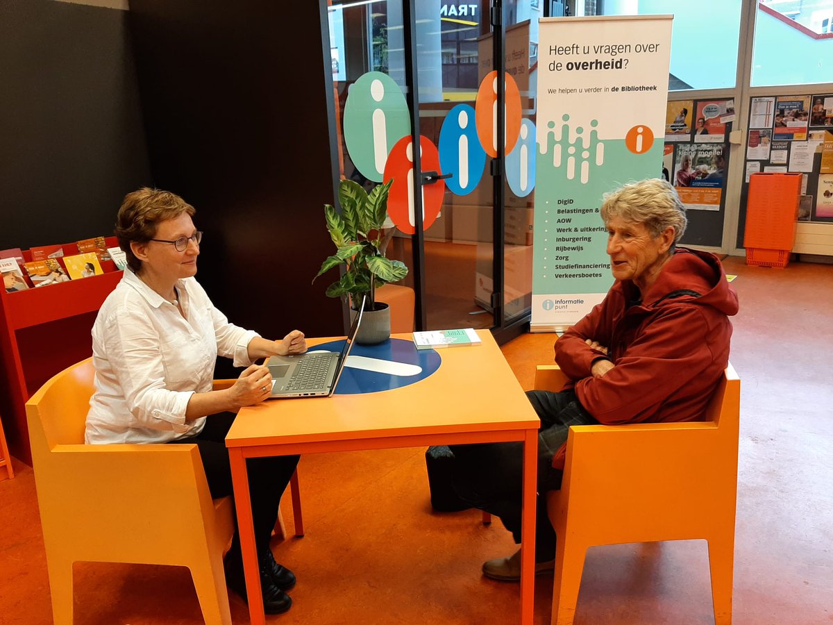 BiebLekIJssel's tweet photo. Vandaag opende wethouder @KeesBel1 in de #Bibliotheek #Leerdam het Informatiepunt Digitale Overheid. Iedereen met vragen over de digitale overheidszaken kan terecht op maandag en donderdag 14.00-16.00 uur en vrijdag 10.00-12.00 uur. Vrije inloop, gratis, aanmelden is niet nodig. https://t.co/y1IE78zVOS