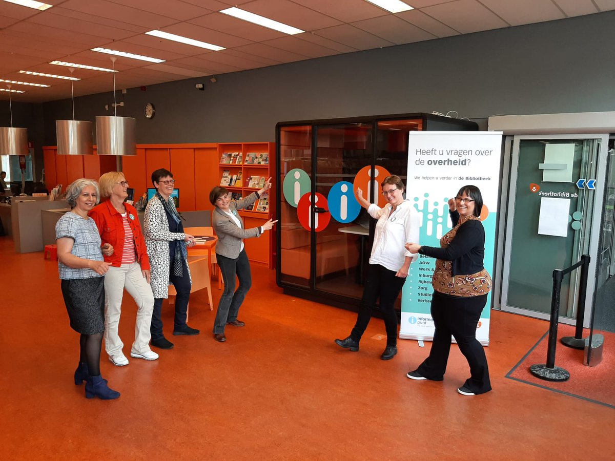 BiebLekIJssel's tweet photo. Vandaag opende wethouder @KeesBel1 in de #Bibliotheek #Leerdam het Informatiepunt Digitale Overheid. Iedereen met vragen over de digitale overheidszaken kan terecht op maandag en donderdag 14.00-16.00 uur en vrijdag 10.00-12.00 uur. Vrije inloop, gratis, aanmelden is niet nodig. https://t.co/y1IE78zVOS
