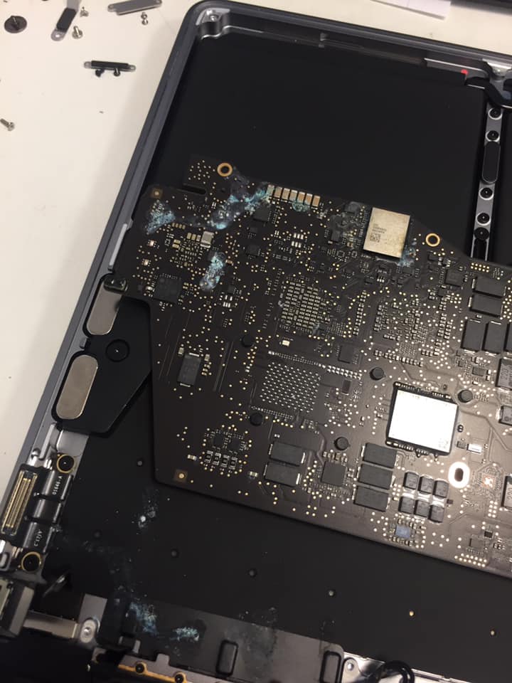 AlphaxTechX's tweet image. 2019 MacBook Pro 13” with touchbar. Liquid damaged. Too new, no part(s) available yet for the repair.👨‍💻💻💻