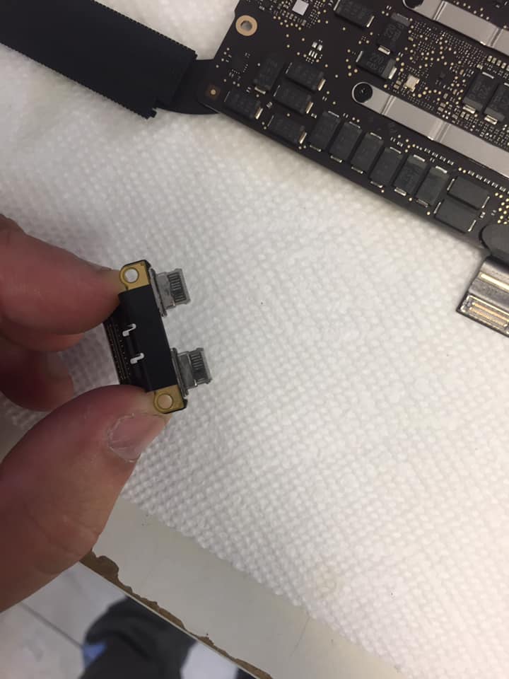 AlphaxTechX's tweet image. 2019 MacBook Pro 13” with touchbar. Liquid damaged. Too new, no part(s) available yet for the repair.👨‍💻💻💻