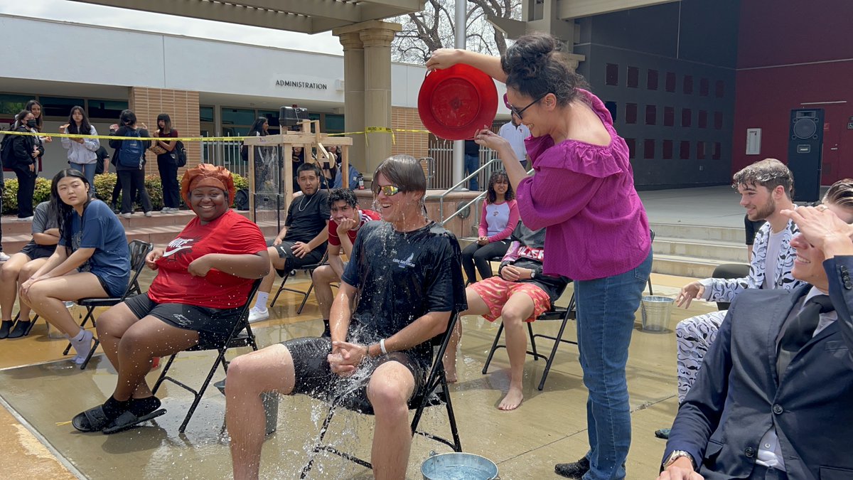 Soak a Senior Event 📷
During lunch, we had the opportunity to soak seniors! What a way to stay fresh!
#gotillers #tustinhighschool #classof2023