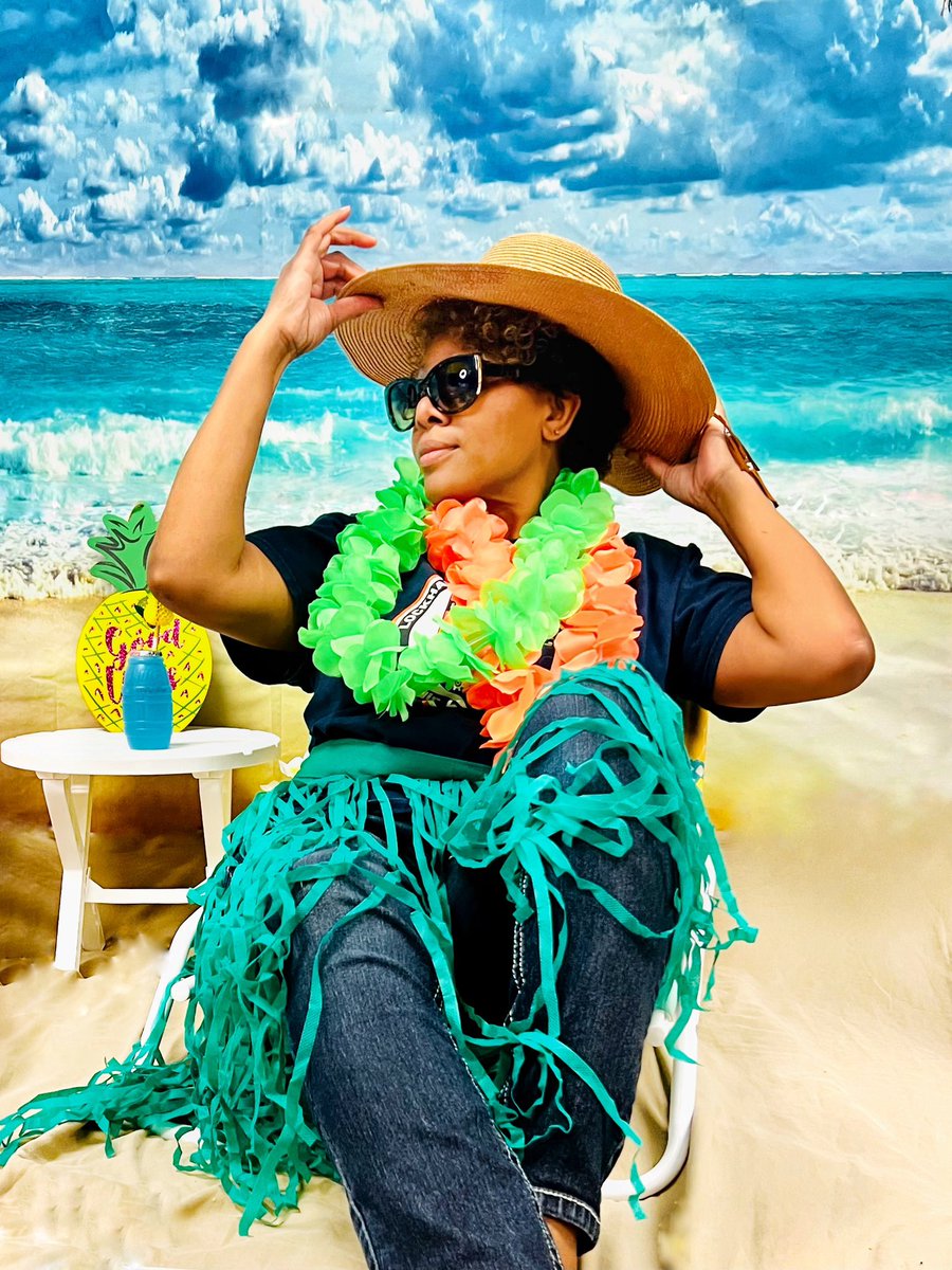LBudgewater's tweet photo. 🏝️Counselor’s Paradise Part 2: You couldn’t tell us nothing! We were on vacation☀️😎! @lockhartES @cameshiadawn @Mrs_AndersonEDU @Shemeka76391400 #TeacherAppreciationWeek #50minGetAwayPaintNPlay #TropicalVibes https://t.co/zpcRx9akHk