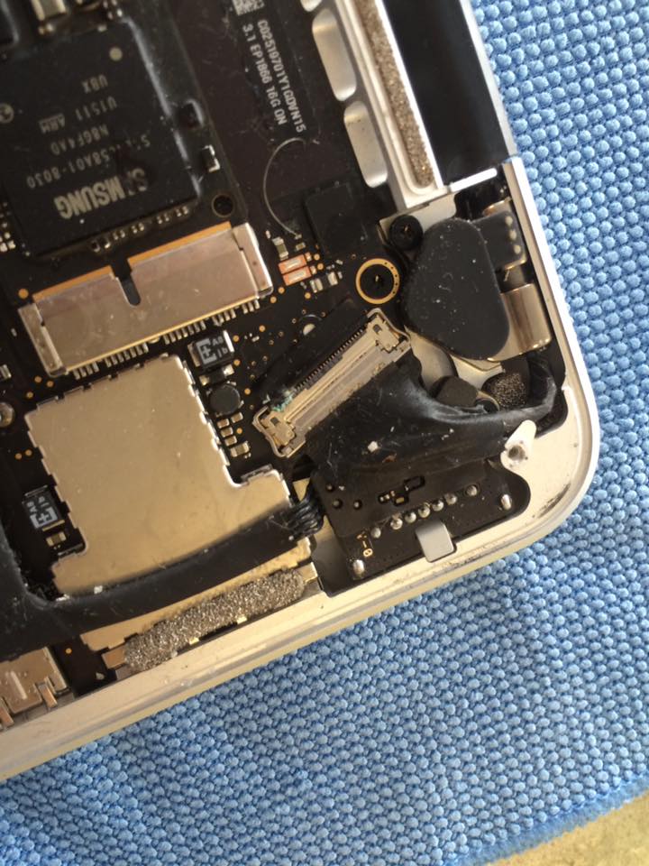 AlphaxTechX's tweet image. Friday Night beer spilled on MacBook Pro 2015. The computer was dead. Clean corrosions and replace damaged/burnt components.
