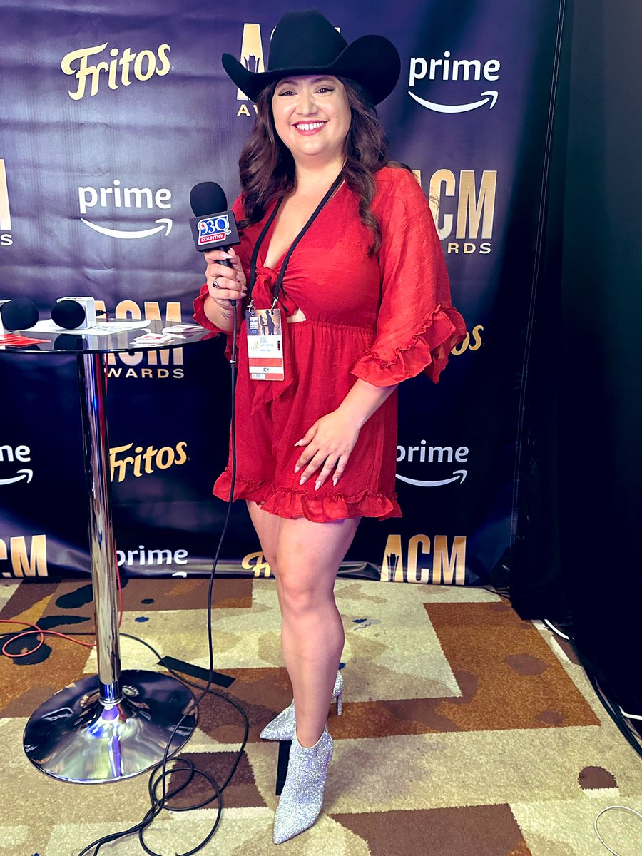 ItsLoRadio's tweet photo. I got sooo many compliments on this fit yesterday at radio row & the radio awards ceremony for the @ACMawards 🥰 Styled by: @francescas #ACM #ACMawards #franclub #francescas #ootd #ootn #redcarpet https://t.co/QGUpEHZUrR