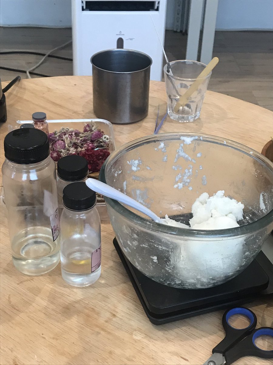 eraeld__'s tweet photo. hari ini aku ikut workshop dried flower candle class🪔🌺 

sangat menyenangkan bisa saling kenalan dan cerita. kelas ini bisa join secara private, dan hari ini aku join sendiri. oiya, mereka juga ada gift shop. sangat kurekomendasikan! cek ig: @/vert.erre✨☘️

📍Vert Terre https://t.co/DCIOzL6Exa